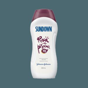 **Produto:** Protetor Solar Sundown FPS 70 Praia e Piscina 200ml

**Descrição:**
O Protetor Solar Sundown Praia e Piscina FPS 70 é um protetor solar corporal de alta proteção, formulado para proteger a pele contra os raios UVA e UVB. É adequado para uso por toda a família e pode ser aplicado tanto no rosto quanto no corpo. Este produto oferece proteção imediata e é especialmente desenvolvido para resistir às agressões do cloro e da água salgada do mar, sendo ideal para atividades ao ar livre, como praia e piscina.

**Características Técnicas:**
- **FPS (Fator de Proteção Solar):** 70
- **Proteção:** UVA + UVB
- **Volume:** 200ml
- **Textura:** Fluída e fácil de espalhar
- **Resistência à água e suor:** Muito resistente
- **Embalagem:** Duplo dosador para corpo e rosto

**Benefícios:**
- Protege imediatamente ao ser aplicado.
- Oferece proteção em condições extremas de exposição solar.
- Ideal para uso em atividades ao ar livre, como praia, piscina e esportes.
- Seguro para toda a família.

**Modo de Uso:**
Aplique abundantemente antes da exposição ao sol. Reaplique sempre após sudorese intensa, nadar, banhar-se, secar-se com toalha e durante a exposição ao sol. A reaplicação é necessária para manter a efetividade do produto. Deve ser aplicado por um adulto ou sob sua supervisão.

**Ingredientes Principais:**
- Aqua, C12-15 Alkyl Benzoate, Butyl Methoxydibenzoylmethane, Octocrylene, Ethylhexyl Triazone
- Aluminum Starch Octenylsuccinate, Butylene Glycol, Bis-ethylhexyloxyphenol Methoxyphenyl Triazine
- Caprylyl Methicone, Potassium Cetyl Phosphate, Triacontanyl PVP, Benzyl Alcohol, Phenoxyethanol
- Titanium Dioxide, Cetyl Palmitate, Dimethicone, Stearyl Alcohol, Tribehenin, Triethanolamine
- Parfum, Acrylates/c10-30 Alkyl Acrylate Crosspolymer, Disodium EDTA, Carbomer, Silica, Tocopheryl Acetate

**Advertências:**
- Uso externo.
- Evite contato com os olhos; em caso de contato, enxágue com água em abundância.
- Descontinue o uso se surgirem irritações na pele.
- A quantidade inadequada reduz o nível de proteção.
- Não oferece proteção contra insolação.
- Evite exposição prolongada das crianças ao sol.
- Para crianças menores de 6 meses, consulte um médico.
- Mantenha fora do alcance das crianças.