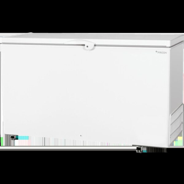 **Produto:** Freezer Horizontal 503 Litros Dupla Ação Tampa Única HCED503 220v Fricon

**Descrição do Produto:**
O Freezer Horizontal HCED503 da Fricon é projetado para atender às necessidades de estabelecimentos comerciais que requerem uma solução de armazenamento de alta capacidade. Com 503 litros de espaço, este freezer é ideal para conservar uma variedade de produtos, tanto congelados quanto refrigerados, graças à sua funcionalidade de dupla ação.

**Características Técnicas:**
- **Capacidade Total:** 503 litros.
- **Modos de Operação:** Dupla ação - freezer (temperatura entre -22°C e -18°C) e refrigerador (temperatura entre 0°C e +8°C).
- **Tipo de Refrigeração:** Refrigeração estática, que proporciona uma temperatura estável e eficiente.
- **Consumo de Energia:** 3,7 kWh por 24 horas, garantindo eficiência energética.
- **Voltagem:** 220v.
- **Tipo de Gás Refrigerante:** R-134A.

**Construção e Design:**
- **Estrutura Externa:** Fabricada em aço galvanizado pré-pintado, com alta resistência à corrosão.
- **Gabinete Interno:** Acabamento em branco com formas arredondadas, facilitando a limpeza e manutenção.
- **Isolamento Térmico:** Feito em poliuretano ecologicamente correto, que melhora a eficiência energética.
- **Divisória Interna:** Pintura plastificada, proporcionando resistência e durabilidade.

**Funcionalidades:**
- **Tampa Única:** Equipado com puxador frontal e fechadura, garantindo segurança e praticidade no uso.
- **Dobradiças Balanceadas:** Permitem um manuseio fácil e suave da tampa.
- **Rodízio Duplo Giratório 360°:** Facilita a movimentação do freezer, permitindo reposicioná-lo conforme necessário.
- **Degelo Manual:** Proporciona um processo de manutenção simples e prático.
- **Grade Plástica Resistente:** Protegida contra impactos e com proteção UV, aumentando a durabilidade.

**Dimensões e Peso:**
- **Dimensões (AxLxP):** 94 cm (altura) x 150,5 cm (largura) x 70,5 cm (profundidade).
- **Peso:** 66 kg.

**Garantia:**
- **Período de Garantia:** 2 anos, válida a partir da data de emissão da Nota Fiscal. O consumidor pode formalizar reclamações em caso de defeito, conforme o Código de Defesa do Consumidor.

**Aplicações:**
Ideal para supermercados, açougues, restaurantes e outros estabelecimentos que necessitam de armazenamento eficiente de produtos congelados e refrigerados. 

**Atributos e Categorias:**
- **Categoria:** Eletrodomésticos / Freezers Comerciais
- **Subcategoria:** Freezers Horizontais
- **Atributos:** Capacidade, Tipo de Gás, Voltagem, Consumo de Energia, Dimensões, Peso, Tipo de Refrigeração, Funcionalidade (dupla ação), Garantia.