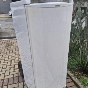 **Descrição do Produto: Geladeira Consul** **Modelo:** Consul Facilite **Tipo:** Geladeira Vertical **Cor:** Branca **Dimensões:** Aproximadamente 1,70 m de altura, 0,60 m de largura e 0,65 m de profundidade (dimensões podem variar conforme o modelo). **Capacidade:** Cerca de 300 litros, ideal para famílias pequenas ou médias. **Características Técnicas:** - **Sistema de Refrigeração:** Frost Free, que evita a formação de gelo, eliminando a necessidade de descongelamento manual. - **Controle de Temperatura:** Painel frontal com controle de temperatura, permitindo ajuste fácil e rápido. - **Compartimentos:** - **Prateleiras:** Prateleiras ajustáveis em vidro temperado, proporcionando flexibilidade na organização dos alimentos. - **Gaveta de Frutas e Verduras:** Gaveta com controle de umidade, mantendo os produtos frescos por mais tempo. - **Porta Ovos e Compartimento para Laticínios:** Espaços dedicados para armazenamento de ovos e laticínios, garantindo fácil acesso. - **Iluminação Interna:** Luz interna em LED, proporcionando melhor visibilidade e economia de energia. - **Rodízios:** Equipado com rodízios para fácil movimentação. **Eficiência Energética:** Classificação A, que garante baixo consumo de energia e economia na conta de luz. **Design:** Superfície lisa e moderna, fácil de limpar, com um acabamento que combina com diferentes estilos de cozinha. **Recursos Adicionais:** - **Nível de Ruído:** Operação silenciosa, ideal para ambientes residenciais. - **Garantia:** Geralmente 1 ano, podendo variar conforme o vendedor. **Aplicações:** Ideal para uso residencial, em cozinhas de apartamentos, casas ou em espaços comerciais de pequeno porte. **Manutenção:** Requer limpeza regular e verificação do sistema de ventilação para garantir eficiência a longo prazo. **Considerações de Segurança:** Certificação de segurança elétrica, garantindo que o produto atenda às normas de segurança vigentes. **Atributos para E-commerce:** - Categoria: Eletrodomésticos - Subcategoria: Refrigeradores - Tipo: Geladeiras - Marca: Consul - Modelo: Facilite - Cor: Branca - Capacidade: 300 litros - Eficiência Energética: A - Tipo de Refrigeração: Frost Free - Dimensões: (especificar conforme medido) - Peso: (especificar conforme medido) - Garantia: 1 ano Essa descrição detalha as características e especificações da geladeira, facilitando a geração de atributos e categorias para o e-commerce.
