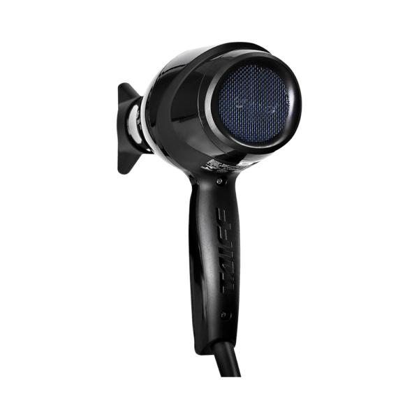 **Produto: Secador de Cabelo** **Material e Design:** O secador de cabelo é predominantemente preto, com acabamento em plástico de alta resistência oferecido em um design ergonômico que facilita o manuseio. A estrutura do corpo apresenta linhas suaves e modernas, proporcionando uma aderência confortável durante o uso. A grelha frontal, que protege o motor de partículas e cabelos, possui um design em padrão de malha metálica, permitindo um fluxo de ar eficiente. **Cor e Estética:** A cor preta do secador confere um visual sofisticado, ideal para uso profissional e doméstico. O logotipo da marca, discretamente posicionada no corpo do aparelho, complementa seu design elegante. **Tamanho e Portabilidade:** O secador tem um tamanho compacto, facilitando seu armazenamento e transporte. Isso garante que seja prático tanto para uso em casa quanto para viagens. **Componentes Técnicos:** Equipado com um motor potente, o secador oferece alto desempenho em termos de fluxo de ar e temperatura. A presença de tecnologia avançada de controle de calor assegura a manutenção de uma temperatura constante, prevenindo danos aos fios de cabelo. O cabo reforçado aumenta a durabilidade do produto e oferece liberdade de movimento em até 360 graus devido ao sistema de rotação no ponto de conexão entre o cabo e o dispositivo. **Funcionalidade e Recursos:** O secador possui múltiplas configurações de velocidade e temperatura, permitindo personalizações conforme as necessidades específicas de cada tipo de cabelo. A combinação de configurações oferece uma experiência de secagem rápida e eficiente. Além disso, possui um botão de ar frio, ideal para finalizar penteados e selar cutículas. **Diferenciais:** Tecnologia iônica para a redução de frizz e aumento do brilho dos cabelos. Inclui também um suporte para pendurar, promovendo um armazenamento prático e economizando espaço. Este secador é uma escolha excelente para quem procura eficiência e cuidado com os cabelos, mantendo um design moderno e funcional.