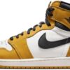 **NIKE Air Jordan 1 Retro High OG Amarelo Ocre (DZ5485-701)** **Material e Construção:** - **Cabedal:** Feito em couro de alta qualidade, proporcionando durabilidade e um visual sofisticado. O couro apresenta um acabamento em cores contrastantes, combinando o ocre amarelo e o preto em harmonia com o branco (Sail). - **Forro Interno:** Acolchoado para maior conforto, com material têxtil que oferece uma sensação suave e aconchegante no pé. **Design e Estética:** - **Cores:** Combinação de ocre amarelo, branco (Sail) e detalhes em preto, criando um visual elegante e contemporâneo. - **Logotipo:** Apresenta os icônicos detalhes do Air Jordan, incluindo o logotipo da Wings na lateral e o tradicional Swoosh da Nike em preto. - **Solado:** A sola exterior de borracha resistente oferece tração e durabilidade, com um padrão de tração circular para suporte em várias direções. **Aspectos Funcionais:** - **Amortecimento:** Equipado com a clássica tecnologia Air-Sole encapsulada no calcanhar para absorção de impactos e conforto durante o uso prolongado. - **Cano Alto:** Oferece suporte adicional ao tornozelo, sendo ideal para atividades atléticas ou uso casual. - **Fechamento:** Sistema de amarração com cadarços para um ajuste seguro e personalizado. **Diferenciais Técnicos:** - **Costuras:** Acabamento com costura reforçada, garantindo longevidade ao calçado mesmo com uso frequente. - **Flexibilidade:** Sola intermediária projetada para proporcionar flexibilidade e suporte adequado, favorecendo o movimento natural dos pés. - **Ventilação:** Perfurações estratégicas na parte frontal do calçado para melhor ventilação e controle de umidade. Este modelo remasterizado do Air Jordan 1 é uma fusão de estilo clássico e funcionalidade moderna, ideal tanto para aficionados por tênis como para praticantes de esportes.