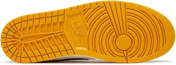 **NIKE Air Jordan 1 Retro High OG (DZ5485-701)** **Cor:** Ocre amarelo, vela (Sail), preto. **Material:** - Parte superior em couro premium, proporcionando durabilidade e um acabamento sofisticado. - Solado de borracha para tração e aderência aprimoradas. **Design:** - Silhueta clássica do Air Jordan 1 oferece um visual atemporal e icônico. - Combinação de cores que equilibra o ocre amarelo e o preto, contrastando com o fundo de couro em tom vela, resultando em um design limpo e elegante. - Detalhes tradicionais no calcanhar e tornozelo que remetem ao design original da série. **Funcionalidade:** - Solado robusto em borracha com padrão circular e linear para melhor tração em diversas superfícies. - Colar acolchoado no tornozelo para suporte e conforto adicional. - Sistema de amarração com cadarços que permite ajuste personalizado e seguro. **Diferenciais Técnicos:** - A utilização de materiais da mais alta qualidade, como o couro premium, melhora a resistência e o conforto. - Versatilidade no uso, podendo ser utilizado tanto em contextos casuais quanto em atividades esportivas leves. **Categoria:** - Calçado esportivo/casual. - Adequado para colecionadores de sneakers e entusiastas da cultura streetwear. Este modelo mantém a essência do design original, remasterizado com atenção aos detalhes que garantem sua relevância e apelo no mercado atual.