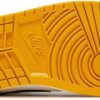 **NIKE Air Jordan 1 Retro High OG (DZ5485-701)** **Cor:** Ocre amarelo, vela (Sail), preto. **Material:** - Parte superior em couro premium, proporcionando durabilidade e um acabamento sofisticado. - Solado de borracha para tração e aderência aprimoradas. **Design:** - Silhueta clássica do Air Jordan 1 oferece um visual atemporal e icônico. - Combinação de cores que equilibra o ocre amarelo e o preto, contrastando com o fundo de couro em tom vela, resultando em um design limpo e elegante. - Detalhes tradicionais no calcanhar e tornozelo que remetem ao design original da série. **Funcionalidade:** - Solado robusto em borracha com padrão circular e linear para melhor tração em diversas superfícies. - Colar acolchoado no tornozelo para suporte e conforto adicional. - Sistema de amarração com cadarços que permite ajuste personalizado e seguro. **Diferenciais Técnicos:** - A utilização de materiais da mais alta qualidade, como o couro premium, melhora a resistência e o conforto. - Versatilidade no uso, podendo ser utilizado tanto em contextos casuais quanto em atividades esportivas leves. **Categoria:** - Calçado esportivo/casual. - Adequado para colecionadores de sneakers e entusiastas da cultura streetwear. Este modelo mantém a essência do design original, remasterizado com atenção aos detalhes que garantem sua relevância e apelo no mercado atual.