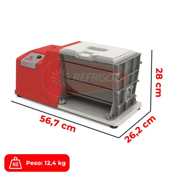 Nome: Amassadeira Semi Rápida 03 kg ALI-03 110v Braesi **Descrição Detalhada do Produto:** A Amassadeira Semi Rápida ALI-03 é ideal para pequenos negócios como padarias, pizzarias e mercados, oferecendo agilidade no preparo de massas em pequenas quantidades. Este equipamento é especialmente eficaz para receitas com baixo percentual de umidade (abaixo de 40%), sendo perfeito para massas de pão, pizza, cucas, biscoitos e massas frescas. **Características Físicas e Materiais:** - **Estrutura:** Fabricada em aço com acabamento em pintura epóxi, garantindo durabilidade e resistência ao equipamento. - **Cuba:** Feita em aço inoxidável, proporcionando higiene e facilidade na limpeza. - **Fechamento:** Em termoplástico de alta resistência, permitindo maior segurança e durabilidade. - **Tampa:** Transparente em termoplástico, inclui dispenser para ingredientes, oferecendo praticidade sem necessidade de abrir a tampa. - **Sistema de Segurança:** Desligamento automático ao levantar a tampa, reiniciando ao abaixá-la, evitando acidentes. **Especificações Técnicas:** - **Capacidade de Ingredientes:** Suporta 2 kg de farinha e 3 kg de massa pronta. - **Potência:** Motor de 230 W, eficiente no consumo de energia. - **Consumo:** 0,26 kW/h, indicado para economia em uso contínuo. - **Dimensões:** 28 cm (altura) x 56,7 cm (largura) x 26,2 cm (comprimento). - **Peso:** 12,4 kg, facilitando o manuseio e posicionamento no ambiente de trabalho. **Garantia:** O produto oferece uma garantia de 6 meses a partir da emissão da Nota Fiscal. Este suporte ao cliente assegura assistência em caso de defeitos conforme o Código de Defesa do Consumidor. Em caso de problemas, o contato pode ser feito através do Serviço de Atendimento ao Cliente. Esta amassadeira é compacta, combinando desempenho e tamanho ideal para cozinhas que necessitam de eficiência e produtividade.