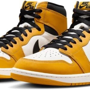 **NIKE Air Jordan 1 Retro High OG Amarelo Ocre (DZ5485-701): Descrição Detalhada** **Material e Construção:** - O cabedal do tênis é confeccionado em couro premium, proporcionando durabilidade e um visual sofisticado. O couro apresenta uma textura suave com acabamento de alta qualidade. - As sobreposições em couro na cor amarelo ocre contrastam elegantemente com a base branca, resultando em um visual marcante. **Cores:** - Predominância do amarelo ocre nas sobreposições, complementado por detalhes em preto. - O fundo é em couro "Sail", uma tonalidade de branco sutil, que oferece um balanço harmonioso entre as cores. **Design e Estilo:** - O design icônico high-top com ajustes clássicos proporciona estabilidade no tornozelo. - O logo “Wings” na lateral e a marca "Nike Air" na lingueta reforçam a autenticidade do estilo retrô. **Funcionalidade e Conforto:** - Inclui uma palmilha acolchoada para maior conforto durante o uso prolongado. - A entressola em espuma oferece amortecimento leve, essencial para o uso no dia a dia ou em atividades físicas leves. - Solado de borracha com padrão de tração circular, garantindo aderência superior em várias superfícies. **Componentes Técnicos:** - Sistema de amarração tradicional com cadarços pretos para um ajuste personalizado e seguro. - O colar acolchoado aumenta o conforto ao redor do tornozelo e melhora o suporte durante o movimento. **Tamanho e Ajuste:** - Disponível em uma ampla gama de tamanhos para atender diferentes tipos de pés, mantendo o design confortável e verdadeiro ao tamanho (true-to-size). Este modelo de NIKE Air Jordan 1 é ideal para entusiastas de tênis que valorizam a combinação de design clássico com nuances modernas de cor, unindo estilo e funcionalidade em um só produto.